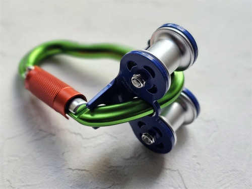  Ролик Treck V2 на карабине GURU Grass Twist Lock в Самаре  